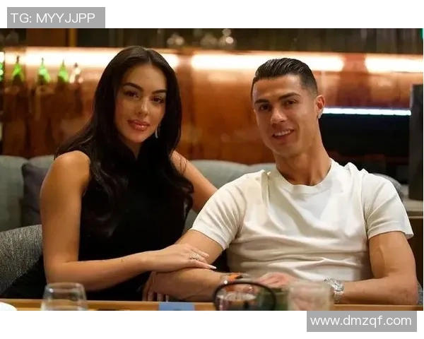 C罗未婚妻拥抱15岁迷你罗,红皮裙配爱马仕很招眼,跟准婆婆仍冷淡